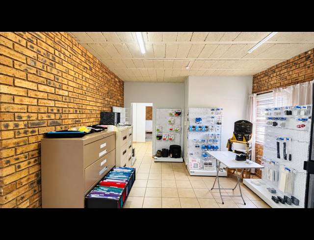 360M² WAREHOUSE TO LET IN CHAMDOR